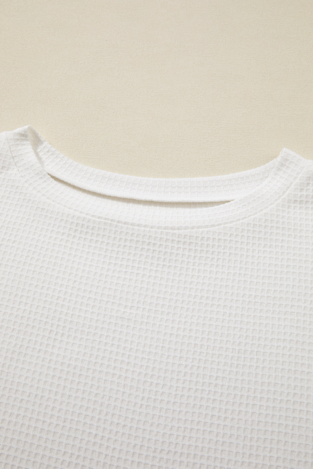 Weißes, lässiges Set aus strukturiertem T-Shirt und Shorts mit Kordelzug