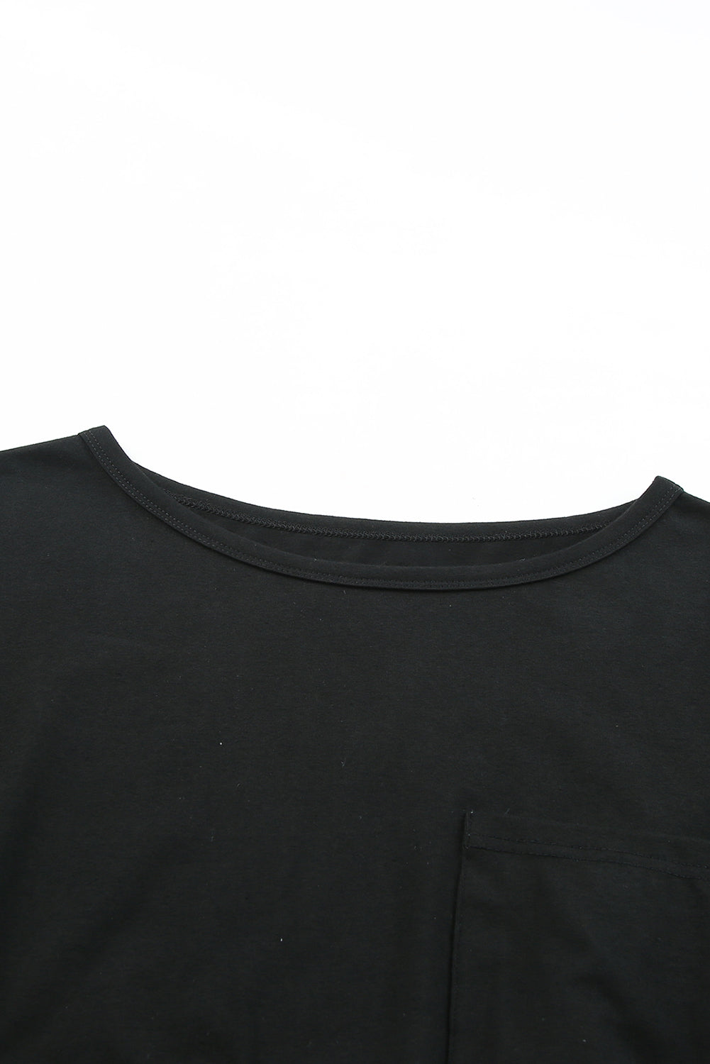 Mini abito aderente con volant e maglietta allentata nera con taschino sul petto