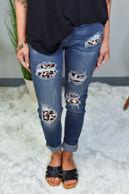Jeans blu skinny distrutti con toppa leopardata