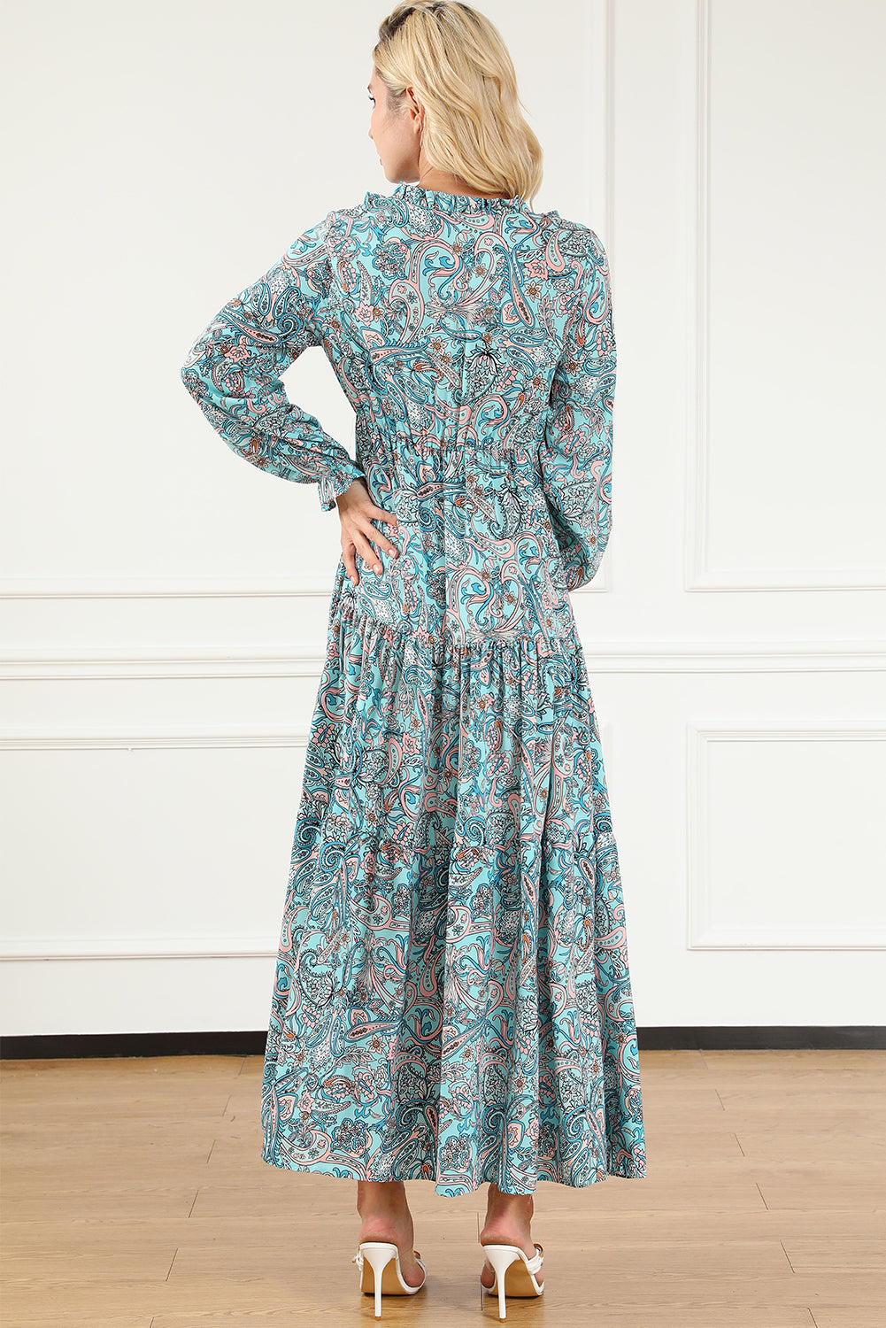 Nebesno modra večplastna obleka z dolgimi rokavi v boemskem paisley stilu
