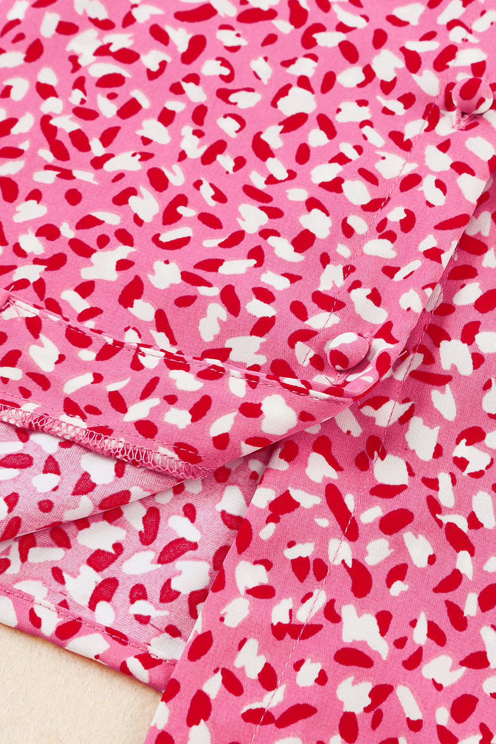 Rosa Hemd mit geknöpften Rüschenärmeln und abstraktem Print