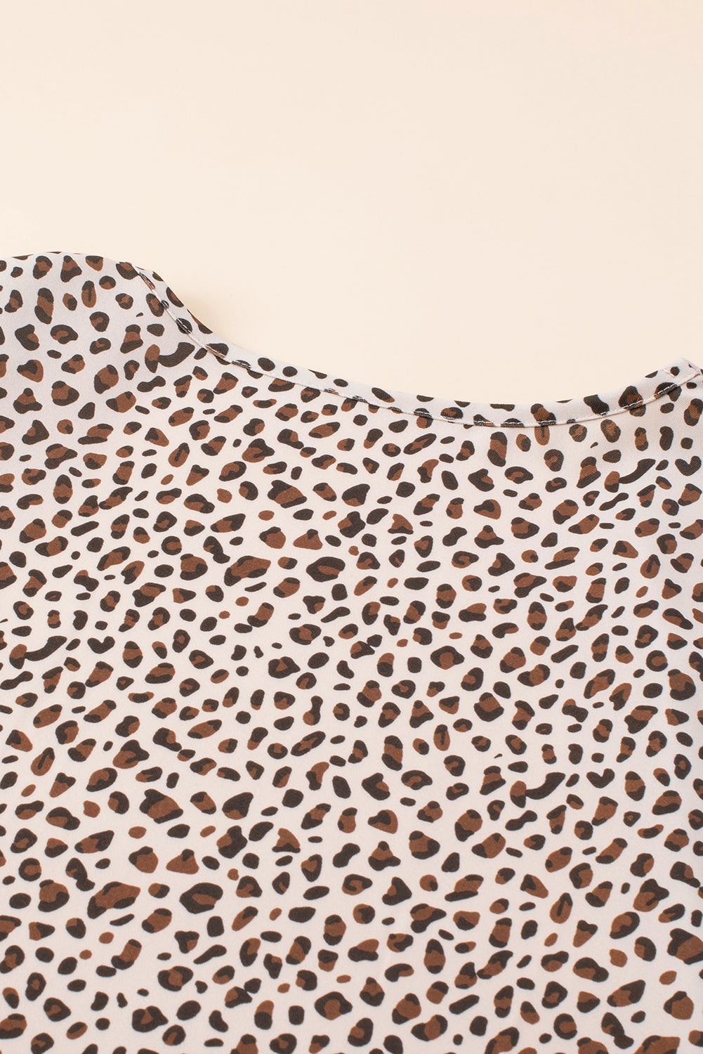 Khakifarbener, halbärmliger Cardigan mit Leopardenmuster und offener Vorderseite in Übergröße