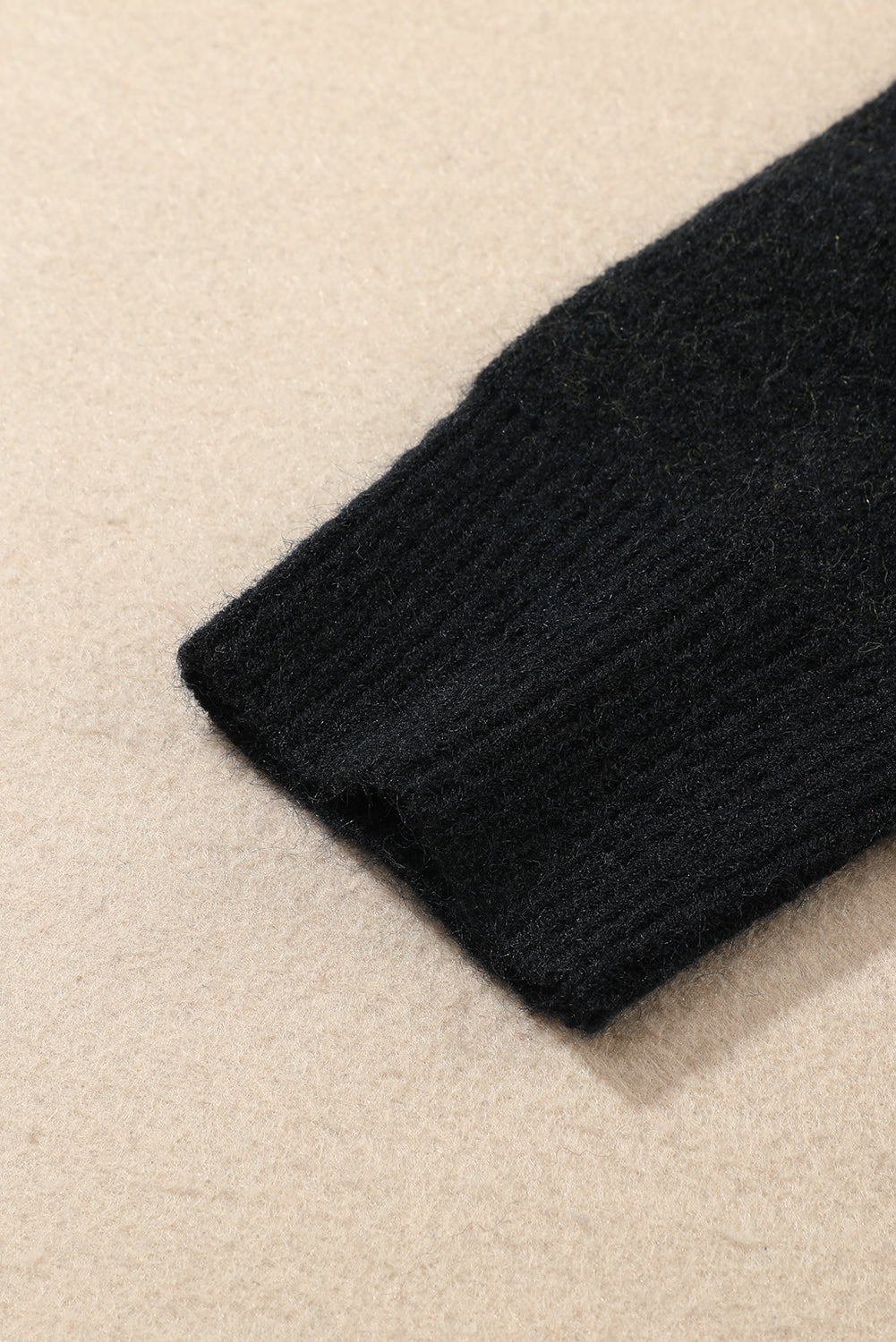 Pleteni pulover okruglog izreza s crnim uzorkom geparda