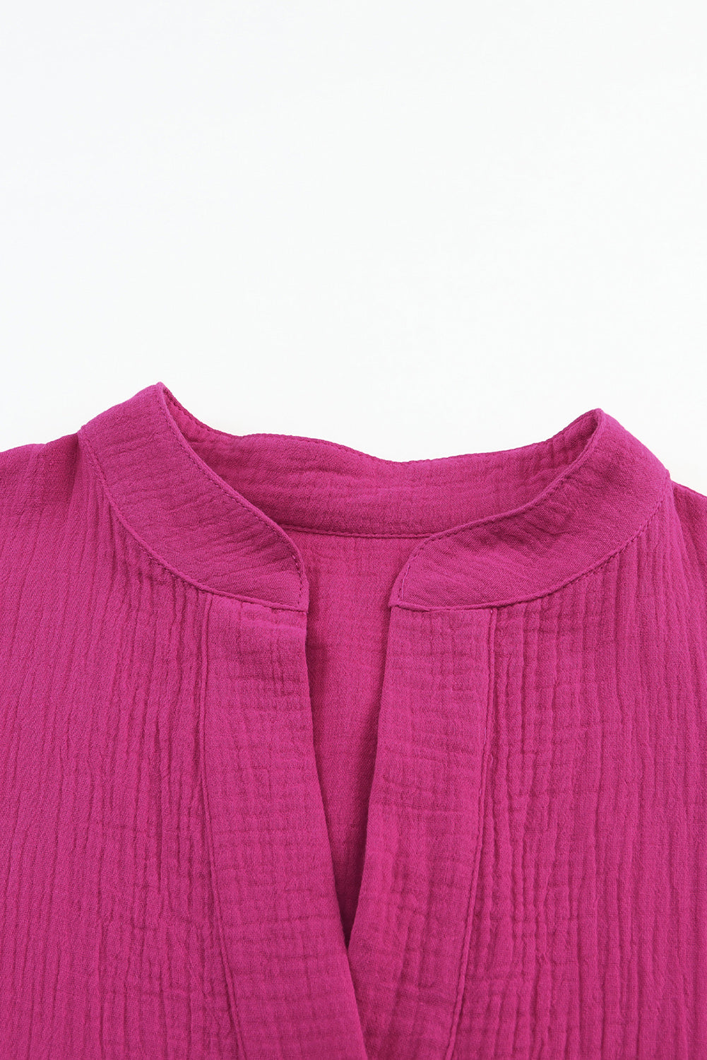 Gestuftes Hemdblusenkleid mit geteiltem Ausschnitt in Rosa in Knitteroptik