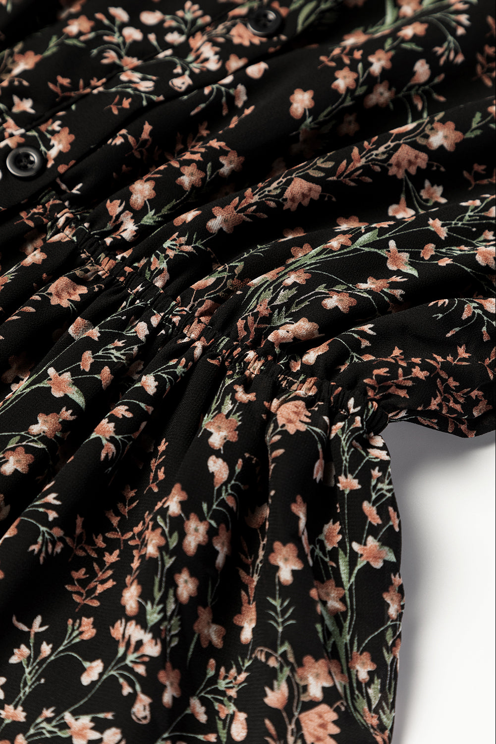 Schwarzes Minikleid mit Blumendruck, V-Ausschnitt, Rüschen und Puffärmeln