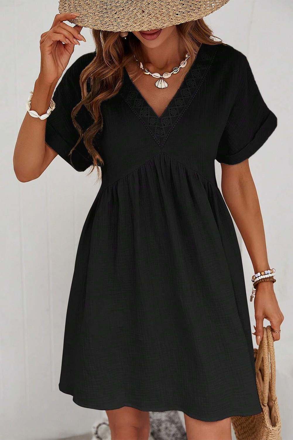 Mini-robe noire pliée à manches courtes en dentelle et col en V