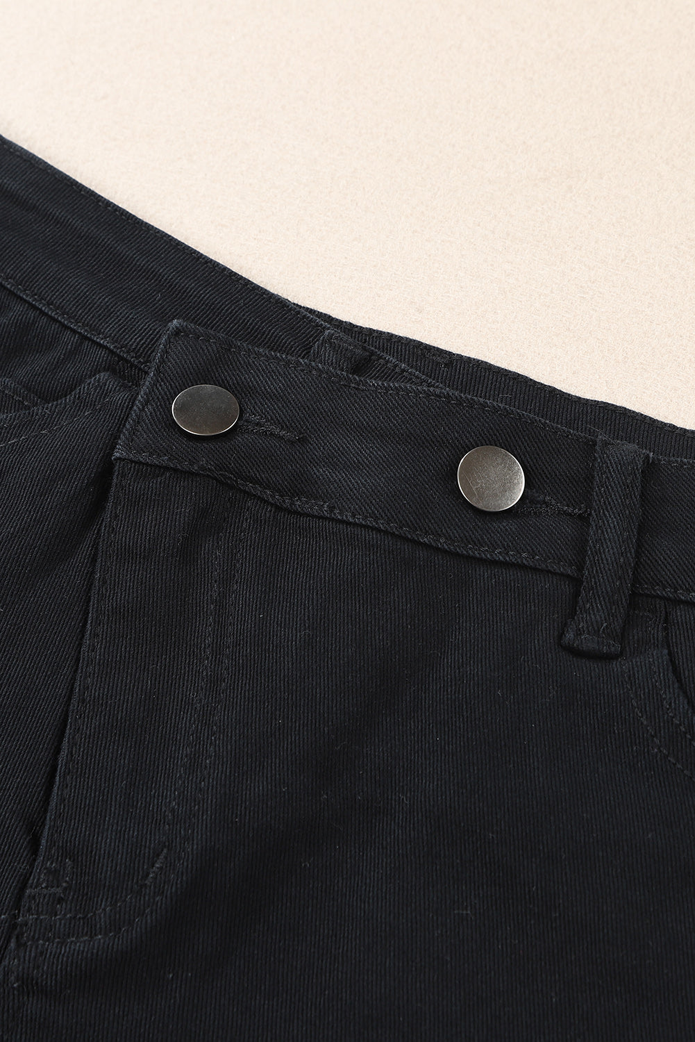 Pantaloncini di jeans strappati asimmetrici neri