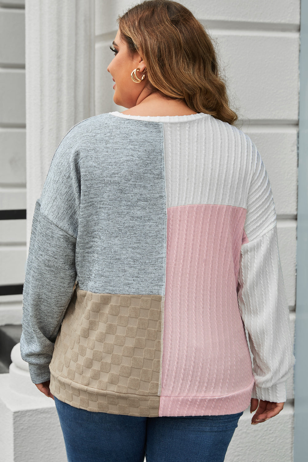 Haut multicolore à manches longues et blocs de couleurs en tricot torsadé de grande taille