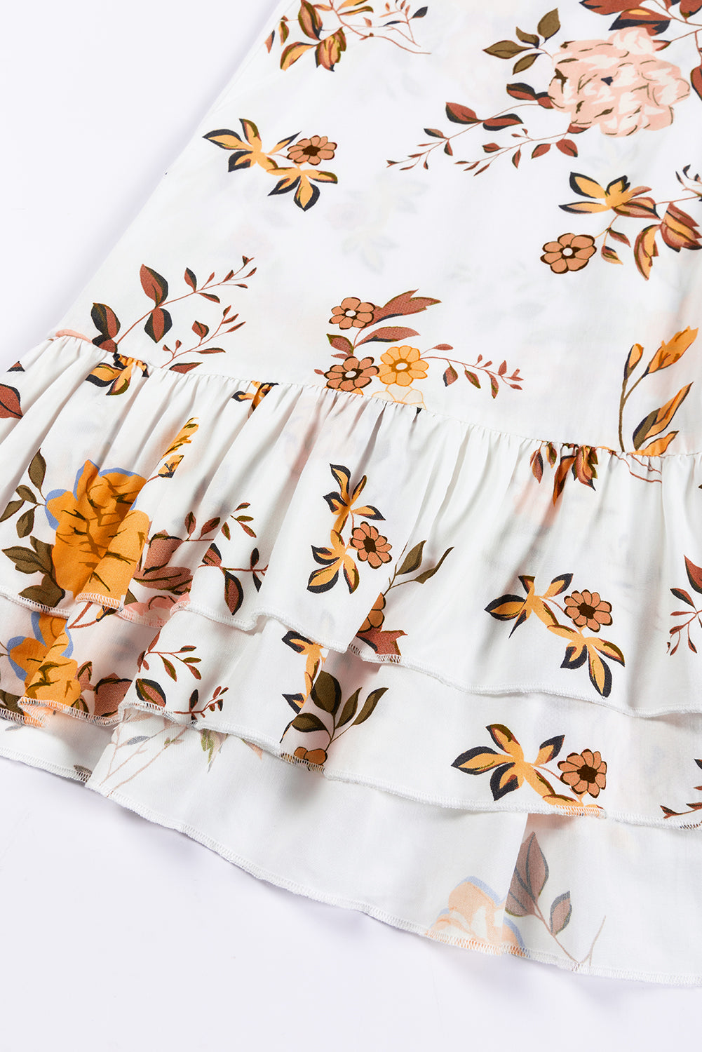 Bijela mini haljina sa slojevitim rukavima s cvjetnim printom