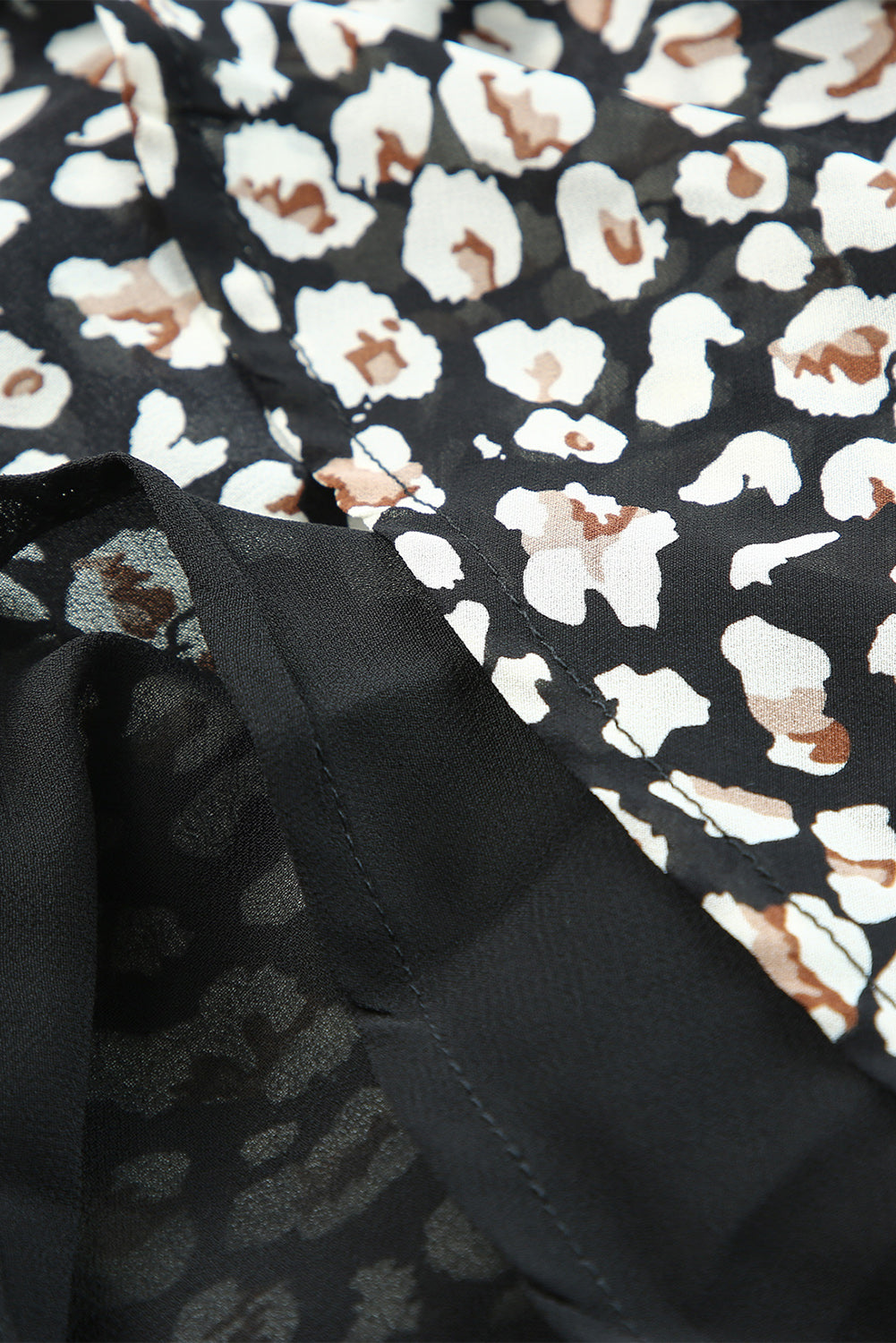 Schwarzes Kleid mit V-Ausschnitt, weiten Ärmeln und Taillenband, doppellagigem Rüschensaum und Leopardenmuster