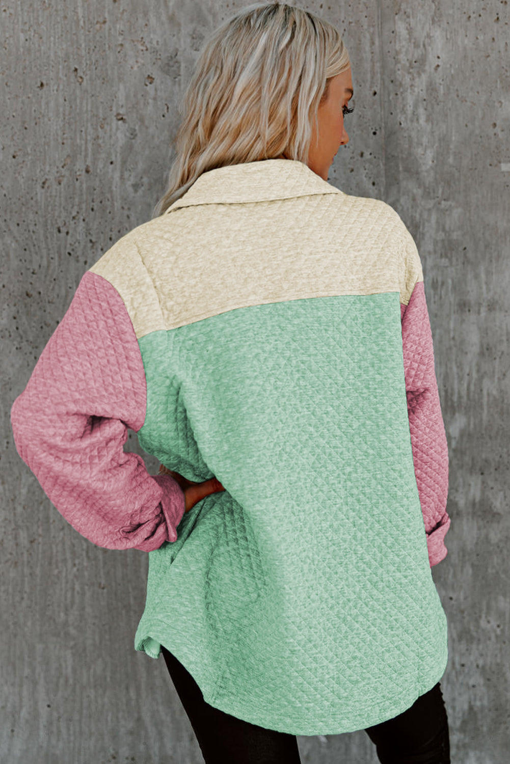 Shacket trapuntato con tasca con patta patchwork a blocchi di colore verde