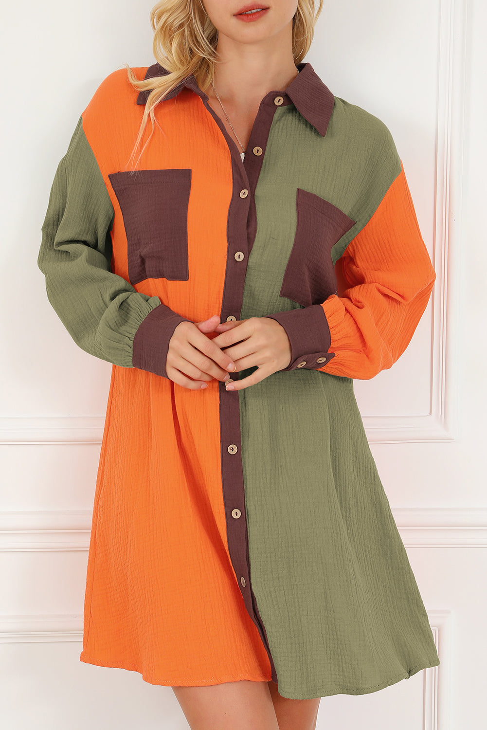 Rjava prevelika srajčna obleka z nagubano teksturo in barvnimi bloki