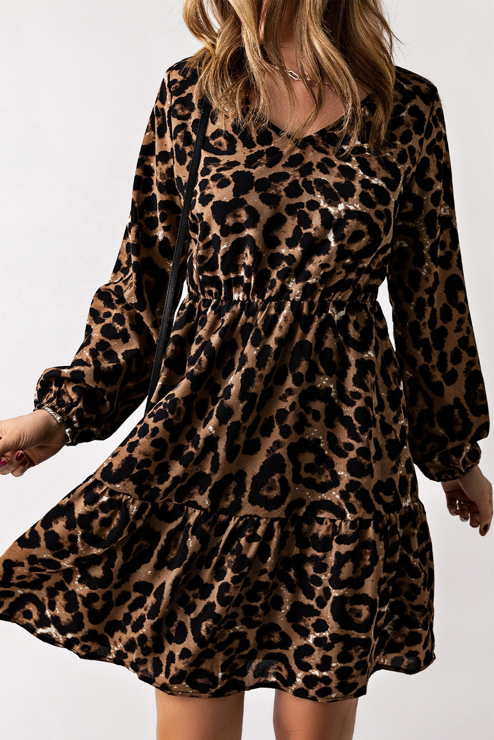 Mini-robe léopard à volants et poignets élastiques