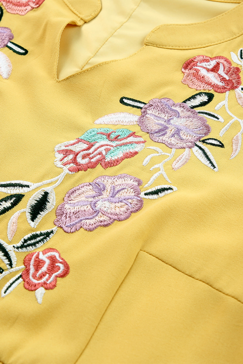 Robe trapèze babydoll jaune à fleurs brodées à col fendu