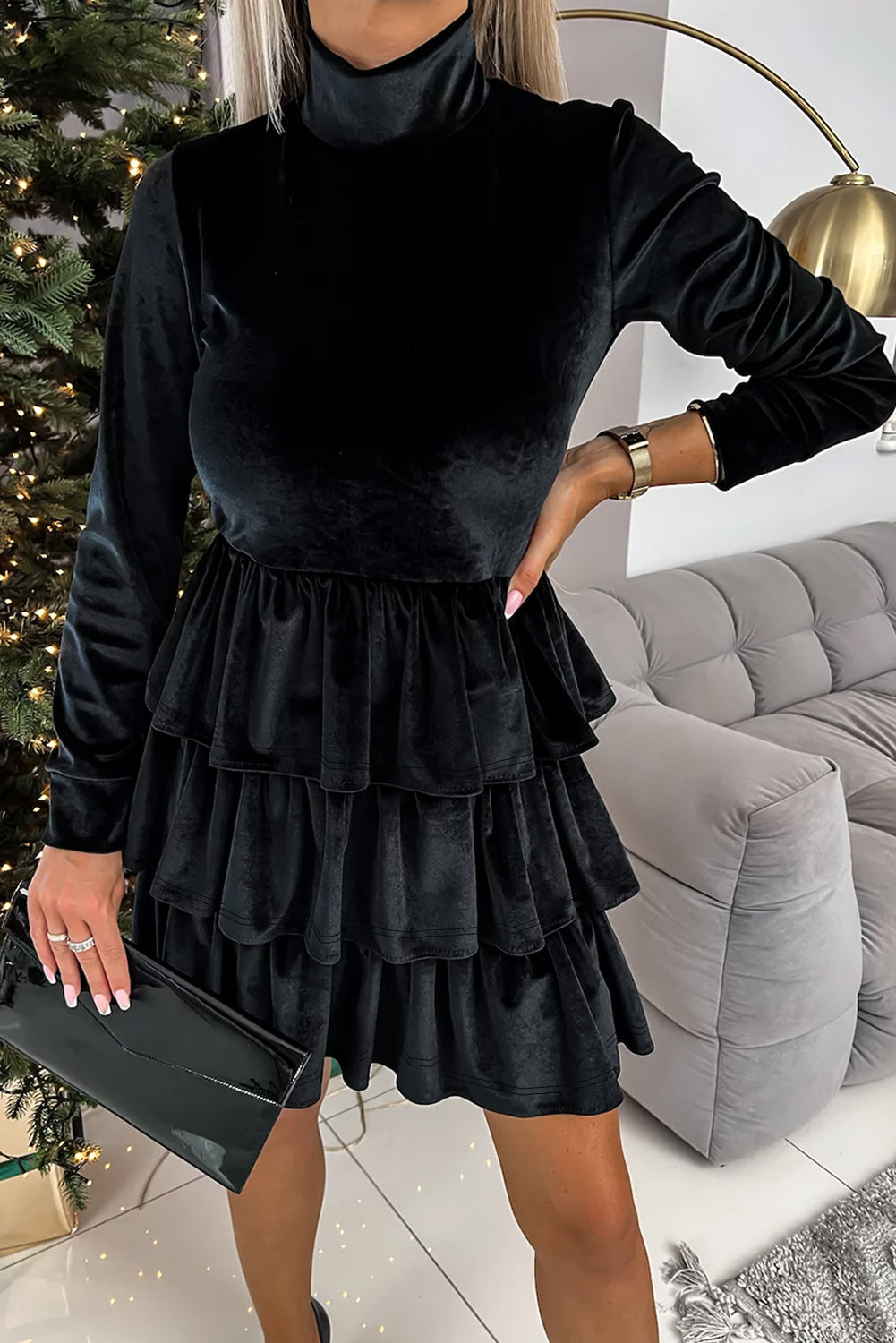 Crna baršunasta mini haljina s visokim izrezom i volanima