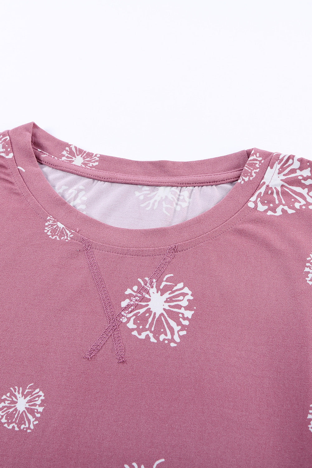 Rožnata majica z okroglim izrezom in potiskom regrata