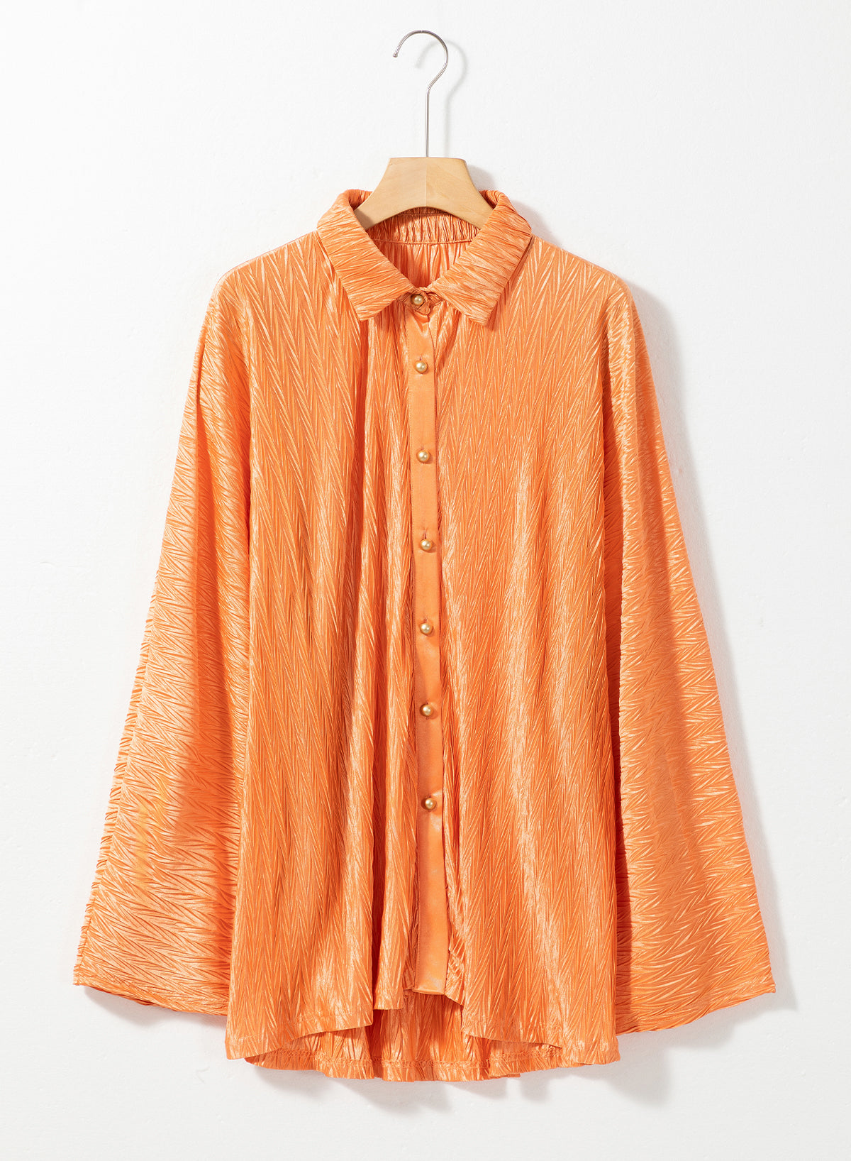 Grapefruitorangefarbenes, gekräuseltes Hemd mit weiten Ärmeln und Knöpfen