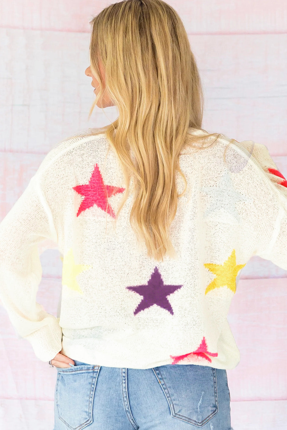 Bel pisan ohlapen pulover z zvezdastim vzorcem