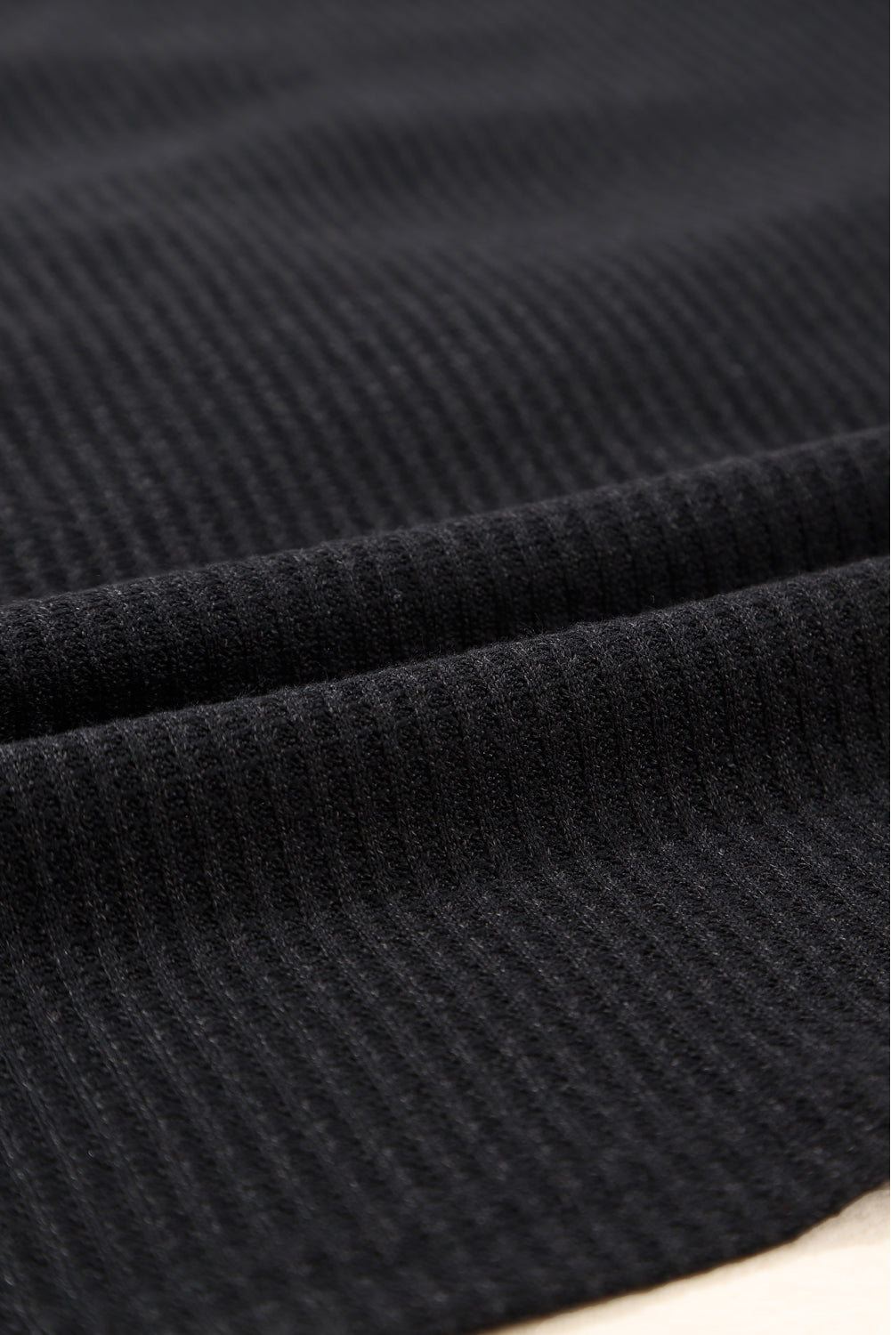 Haut en tricot gaufré noir à manches patchwork et dos ouvert