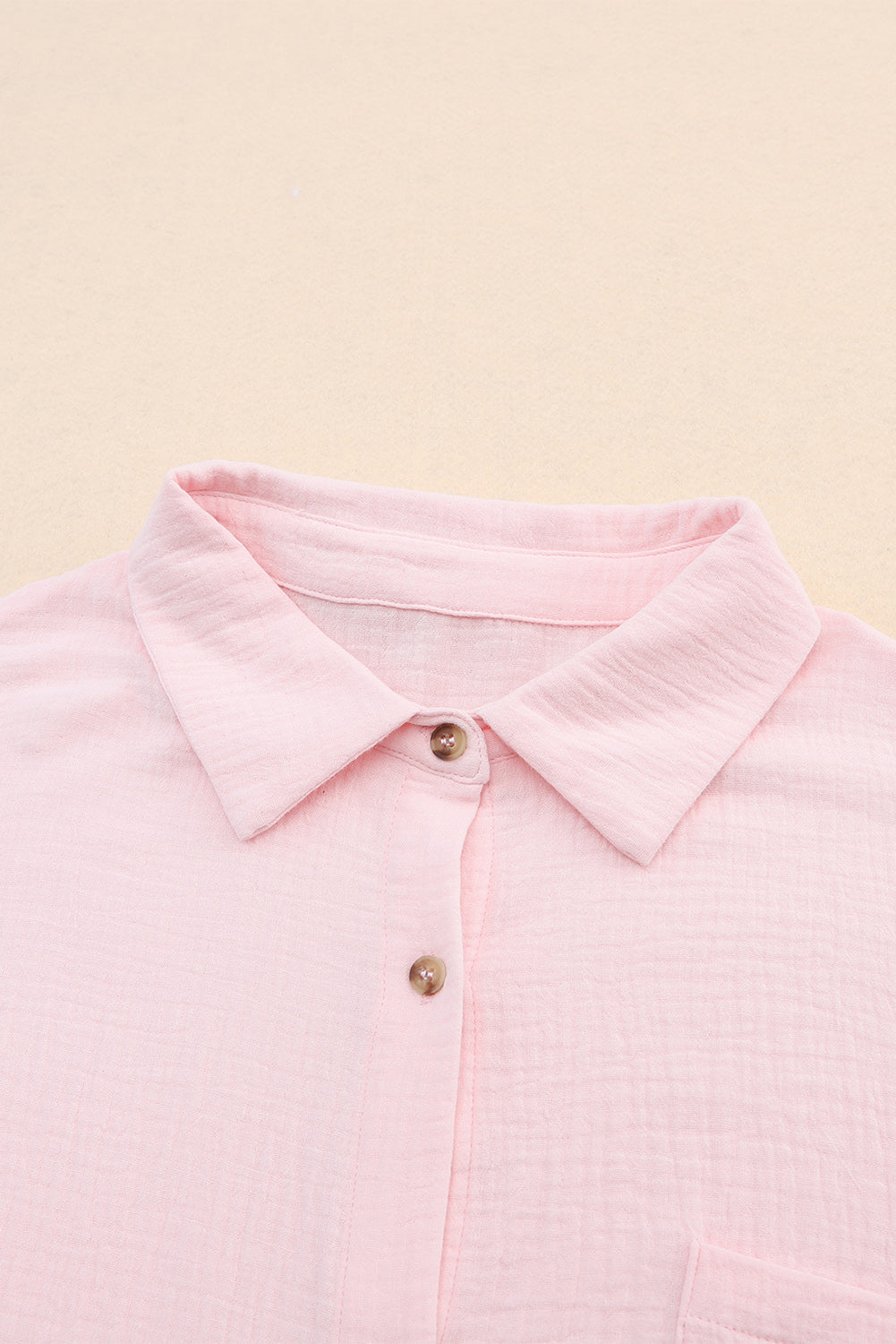 Chemise rose à manches retroussées et texture froissée