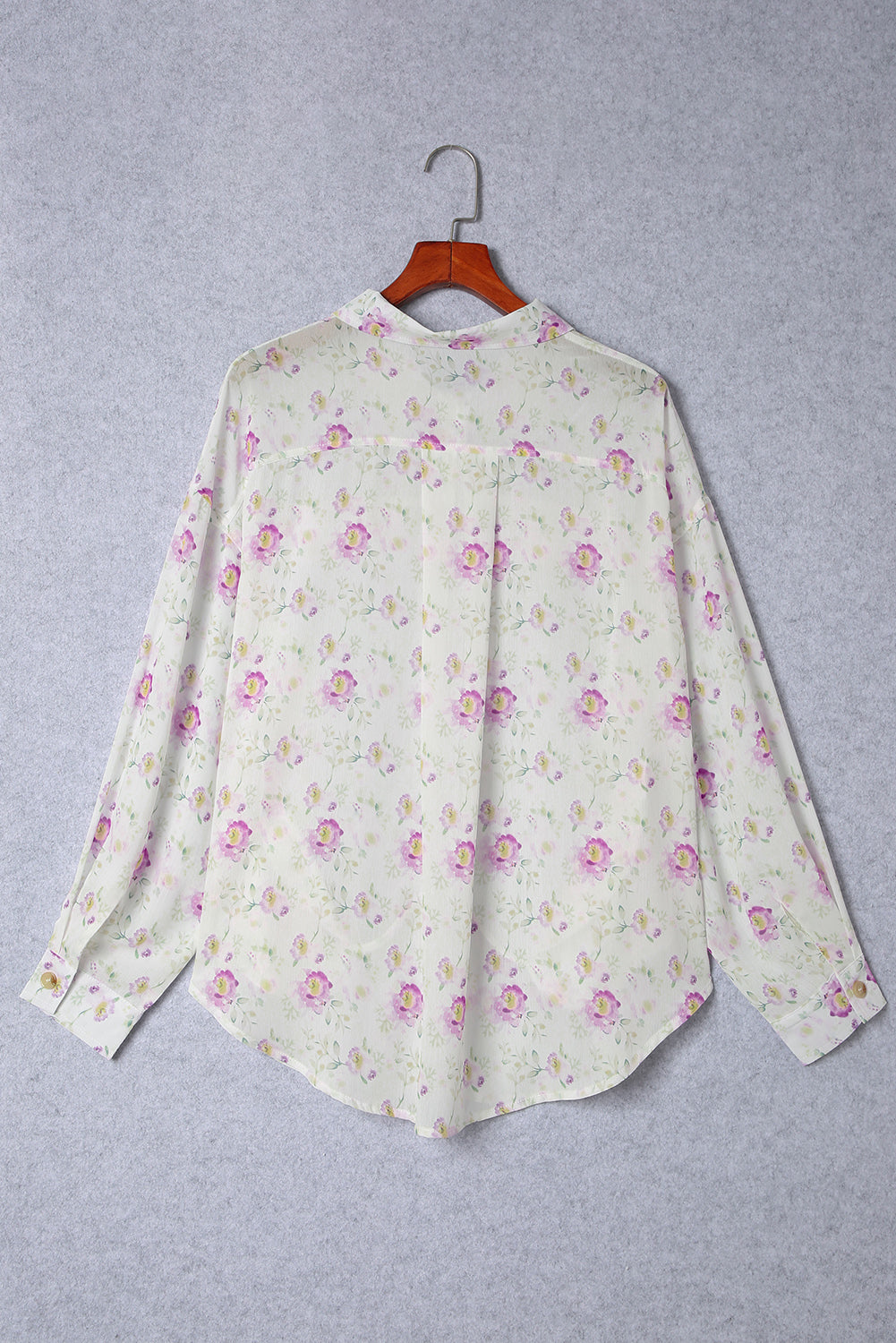 Vijolična srajca z žepom na zavihek s cvetličnim potiskom