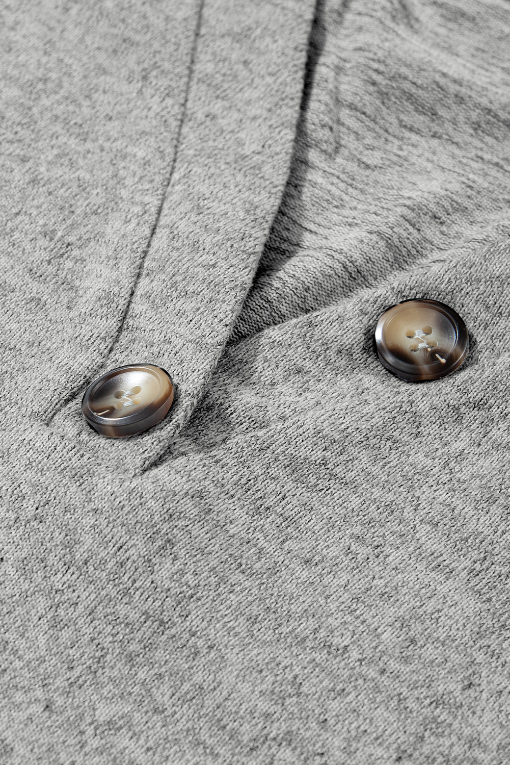 Svetlo siva majica z napihnjenimi rokavi z V izrezom in z gumbi