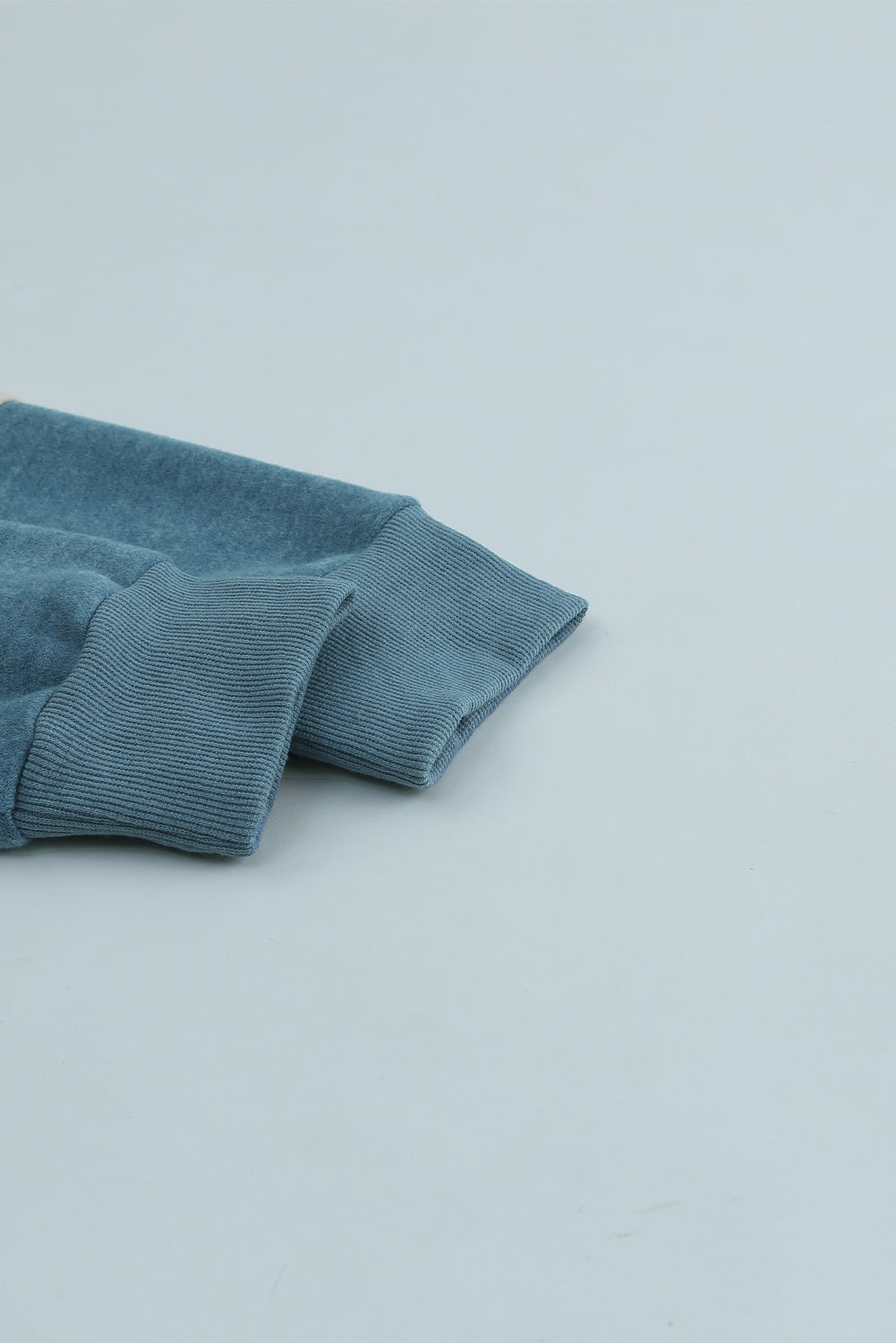 Sweat-shirt bleu à manches longues et blocs de couleurs