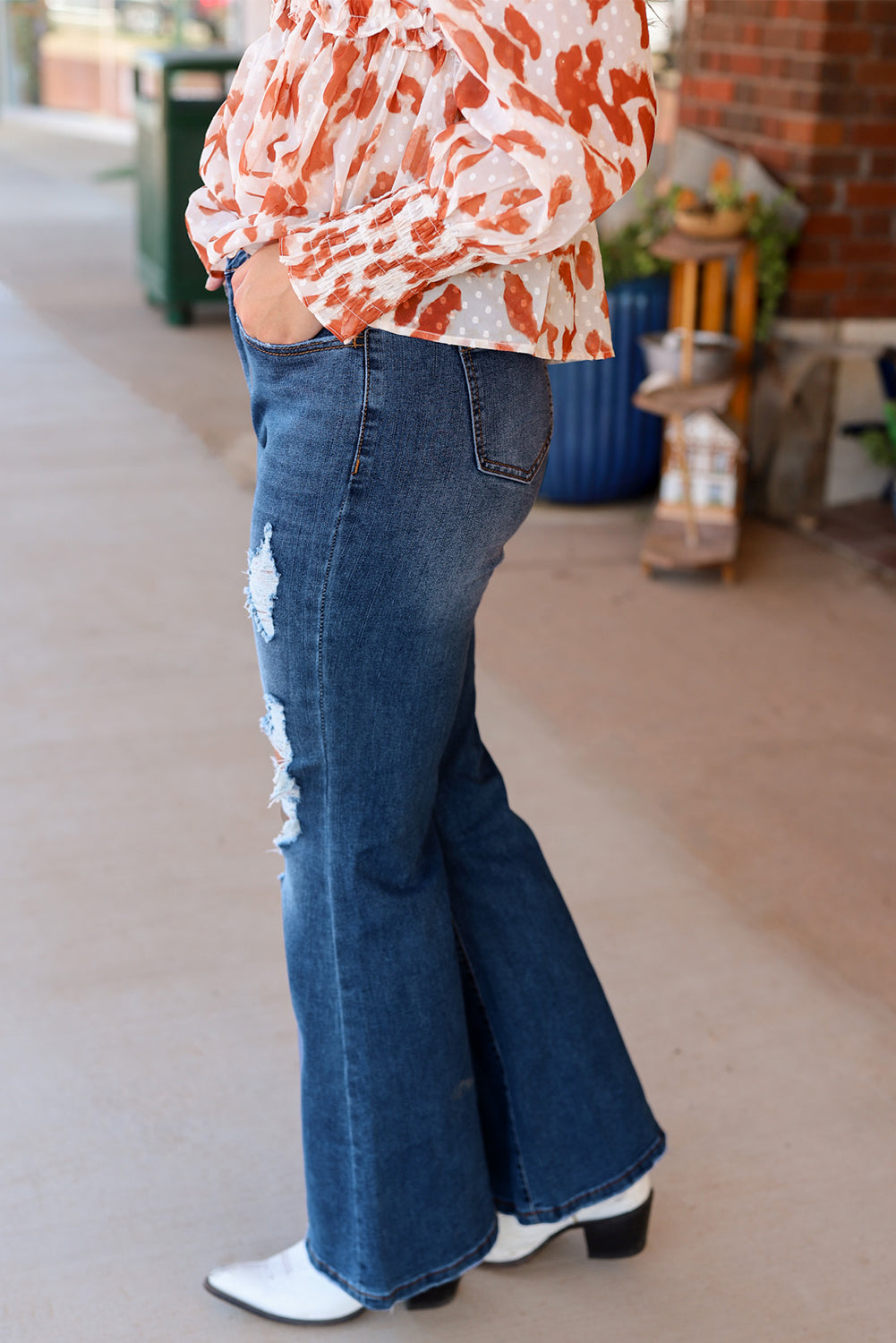 Blaue High-Waist-Jeans mit ausgestelltem Bein und Cutout im Used-Look