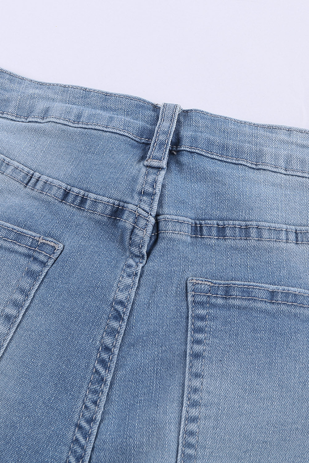 Short en jean bleu clair à ourlet effiloché
