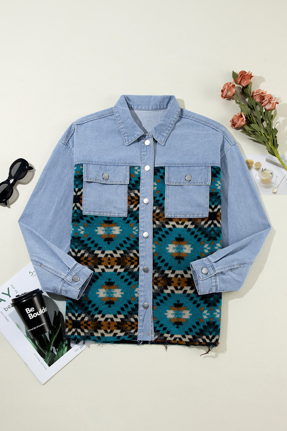 Blaue Jeansjacke mit Azteken-Print