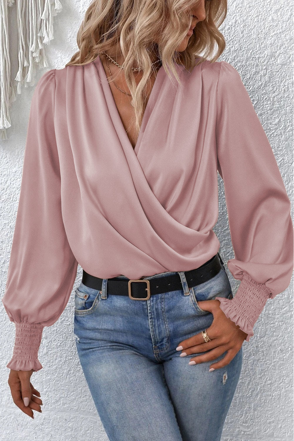 Ružičasta jednobojna drapirana bluza s naboranim manžetama i ovratnikom