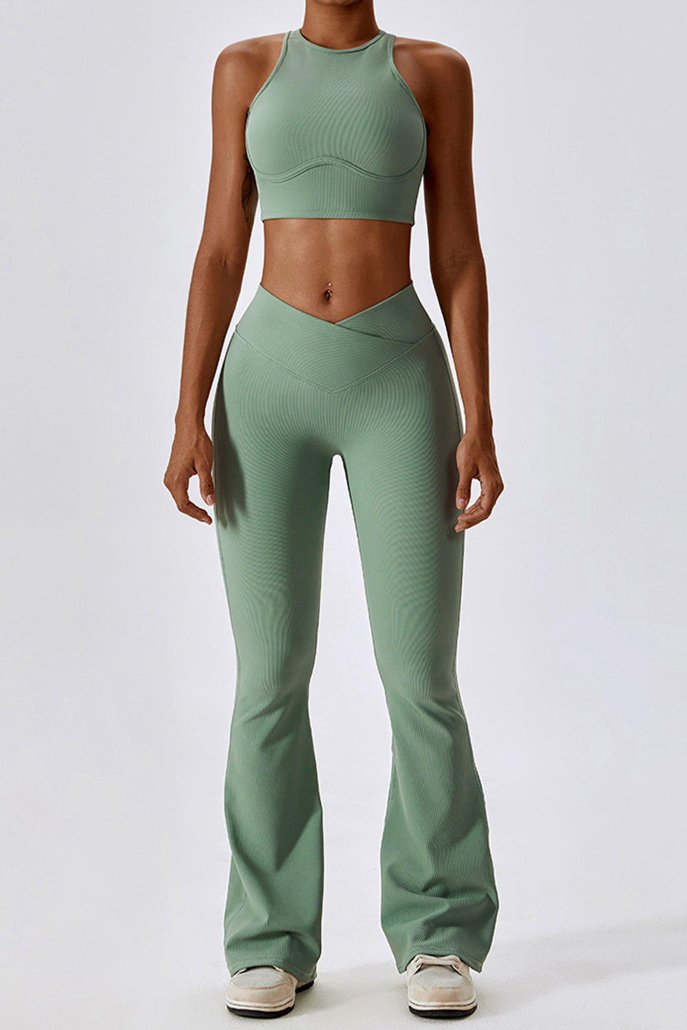 Ensemble d'entraînement avec soutien-gorge push-up actif et pantalon évasé arqué vert herbe