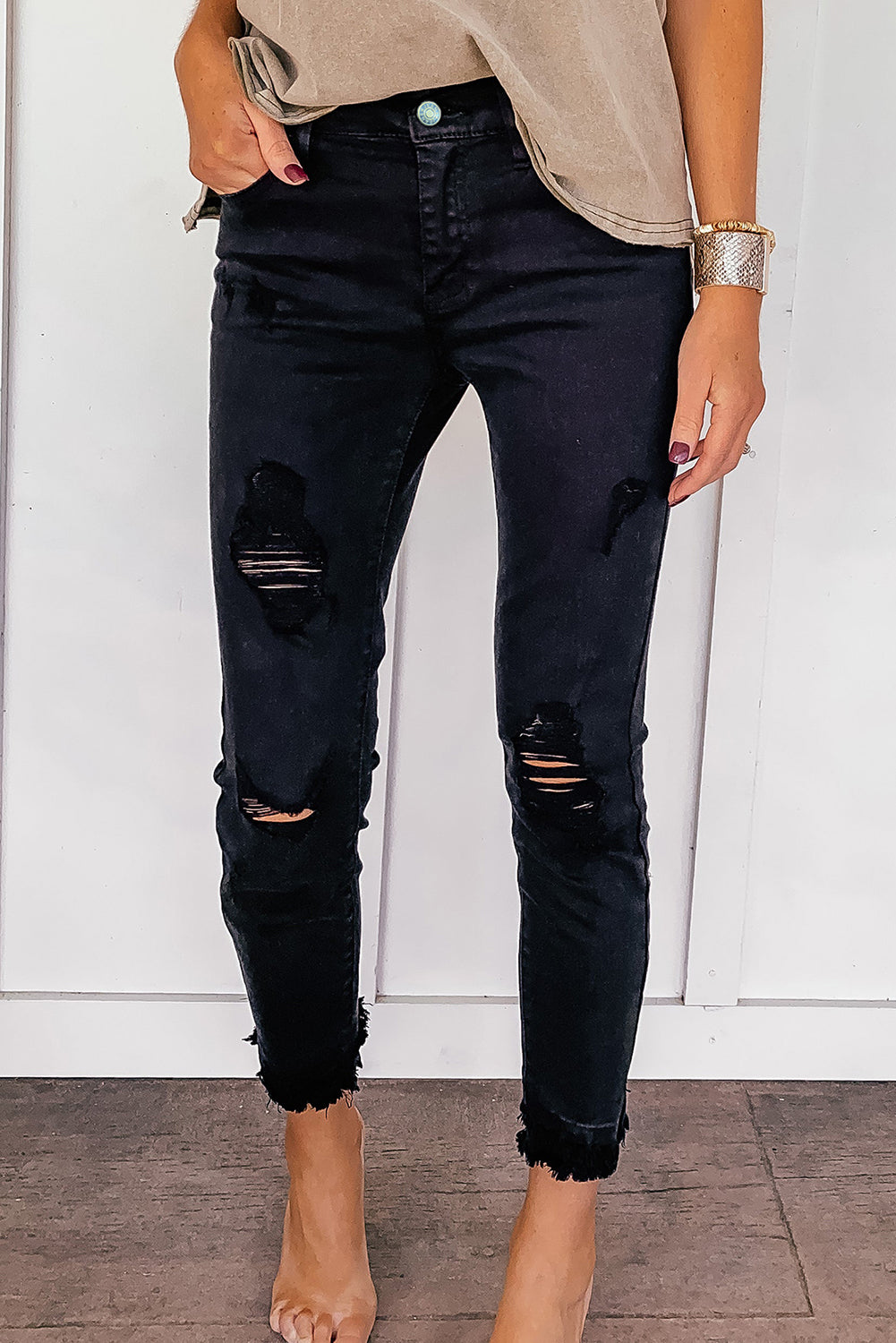 Jeans skinny ritagliati con bordo grezzo invecchiato nero
