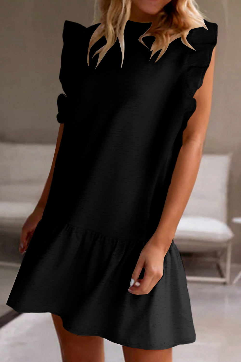 Črna široka obleka z okroglim izrezom s plapolastimi rokavi