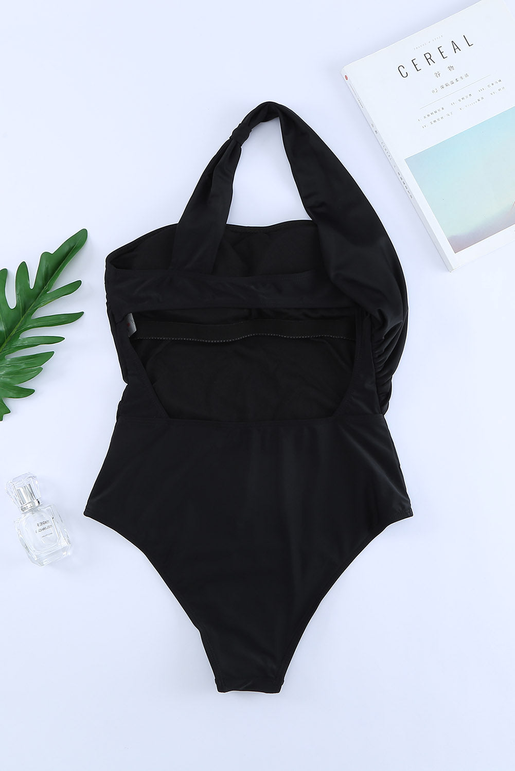 Crni jednodijelni kupaći kostim na jedno rame