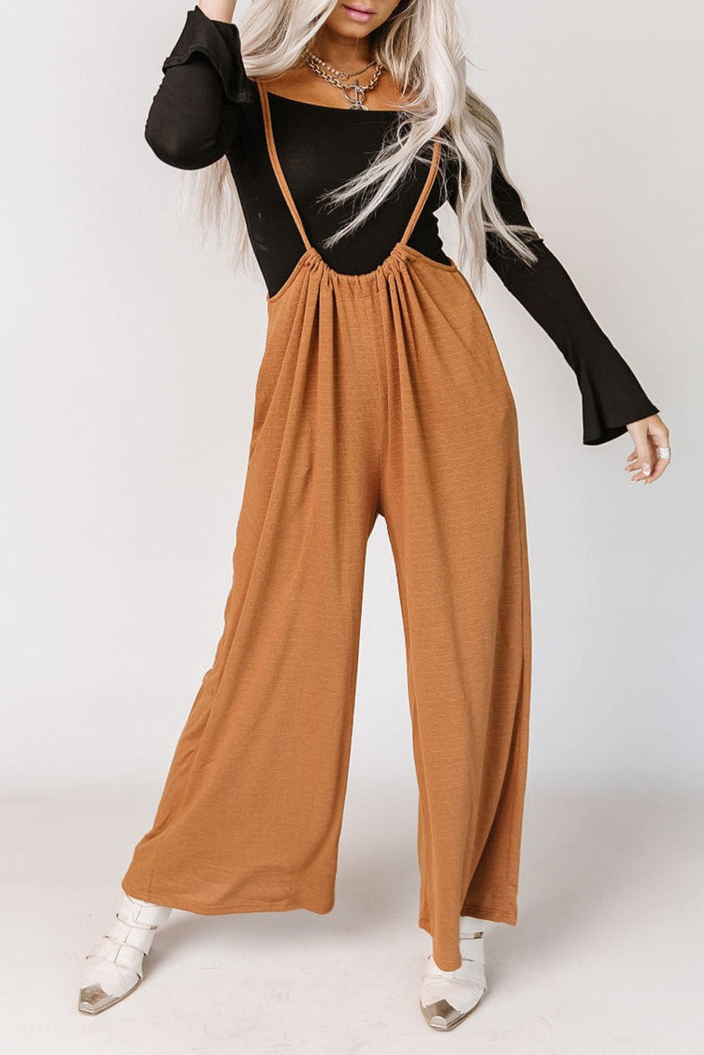 Pantalon orange à bretelles larges et taille haute
