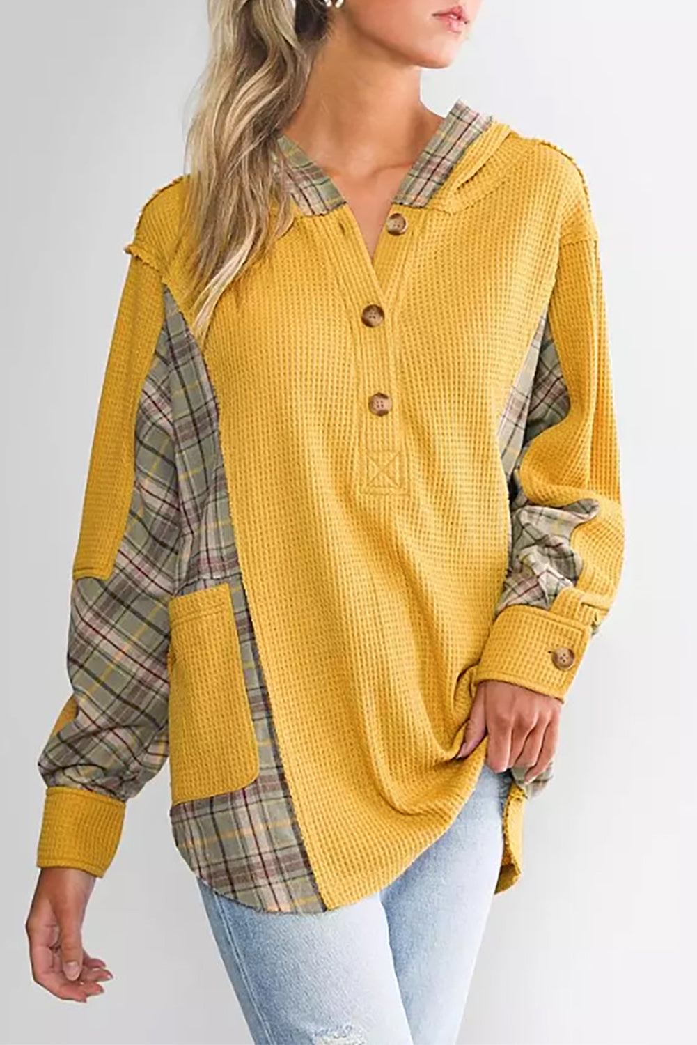 Rumena vafelj pletena karirasta majica s kapuco z žepi