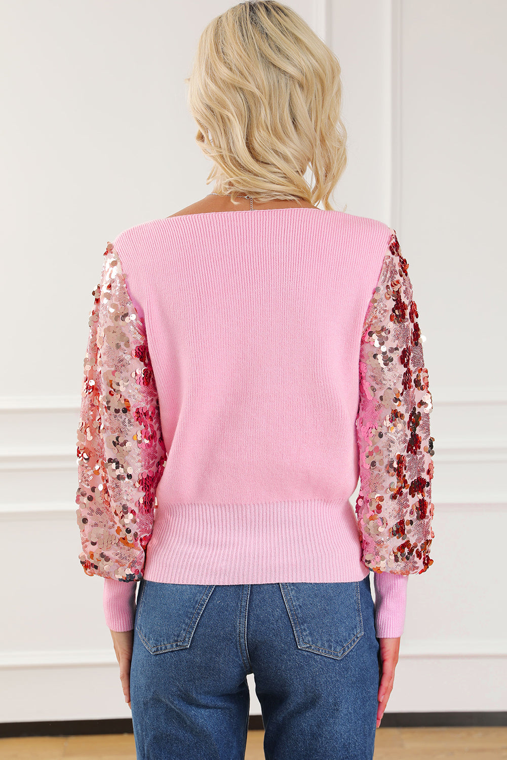 Ružičasti kontrastni rebrasti pulover sa šljokicama i V izrezom