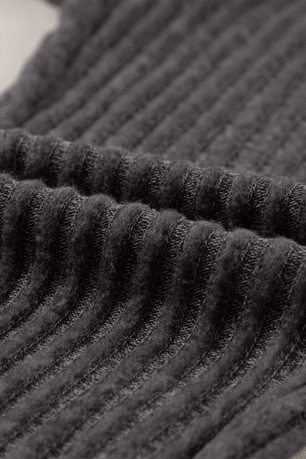 Tamno sive rebraste teksturirane pletene tajice sa širokim pojasom