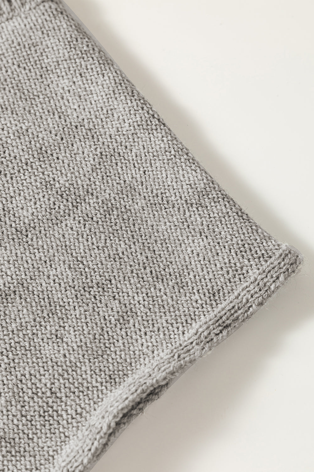 Sivi pulover kratkih rukava s okruglim izrezom na sredini