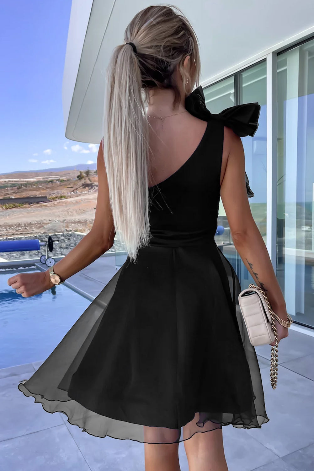 Schwarzes One-Shoulder-Skaterkleid mit Tüll-Overlay und Fliege