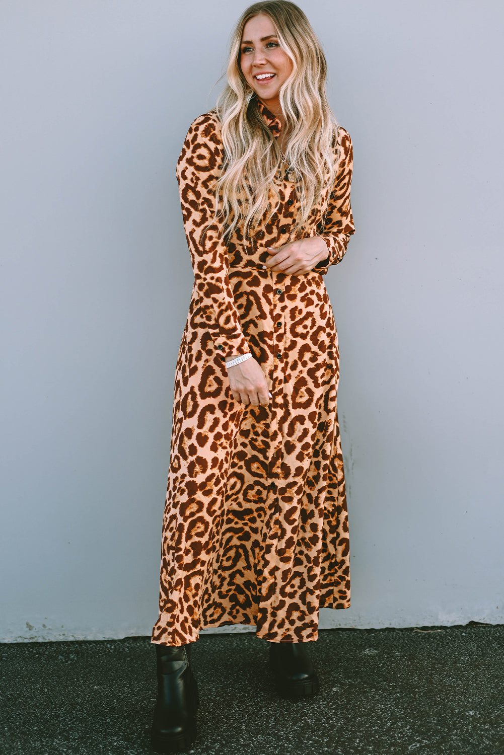 Robe longue boutonnée léopard à manches longues