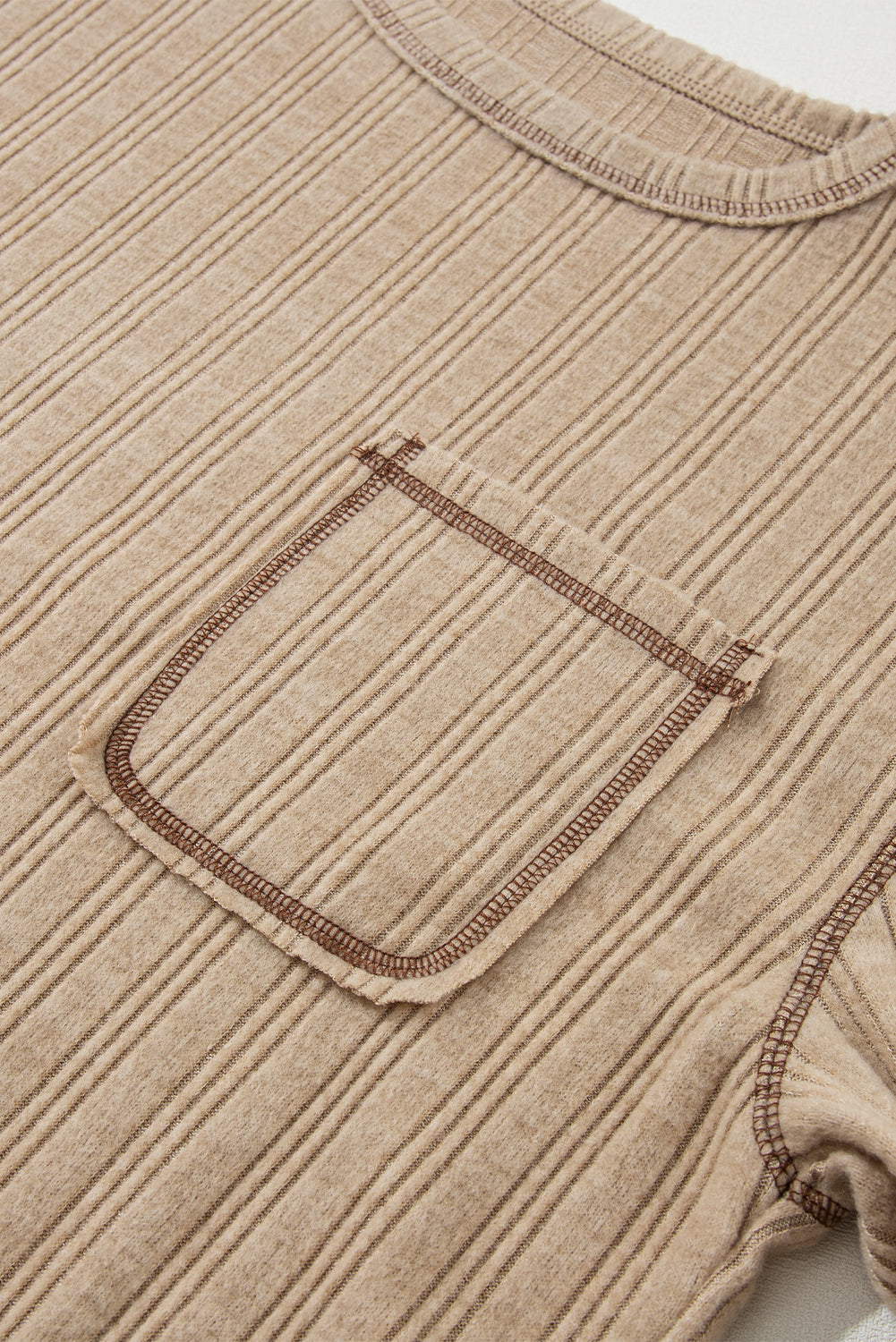 Hellkhakifarbenes, lockeres, strukturiertes Strickoberteil mit sichtbaren Nähten
