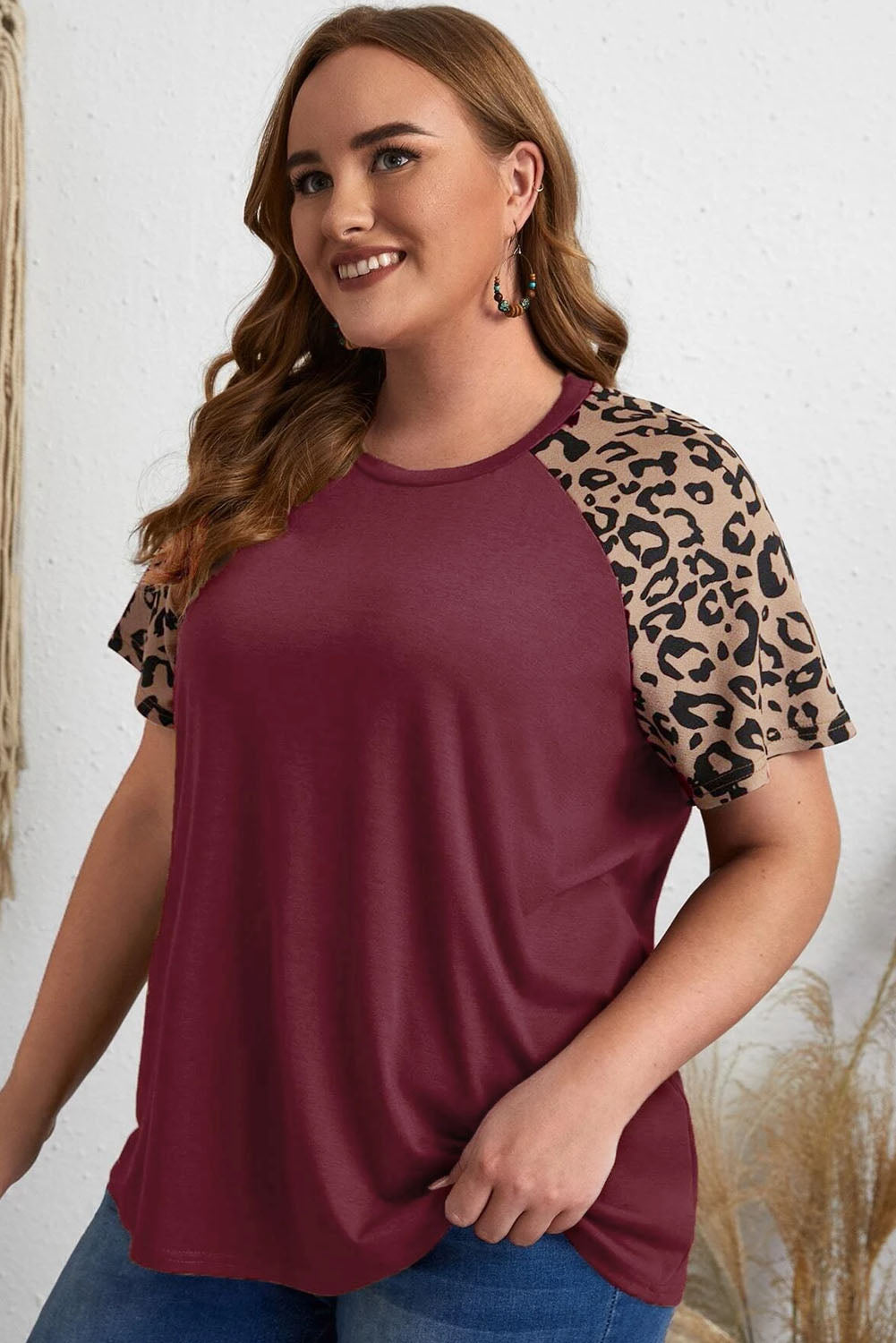Burgunderfarbenes Plus-Size-T-Shirt mit Raglanärmeln und kontrastierendem Leopardenmuster