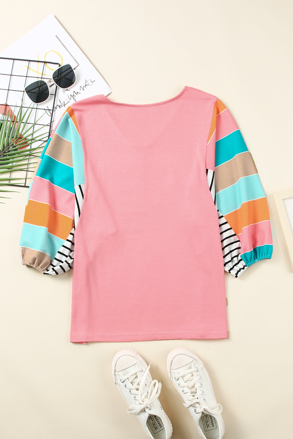 Zgornja mehurčkasta majica z roza črtastimi barvnimi bloki