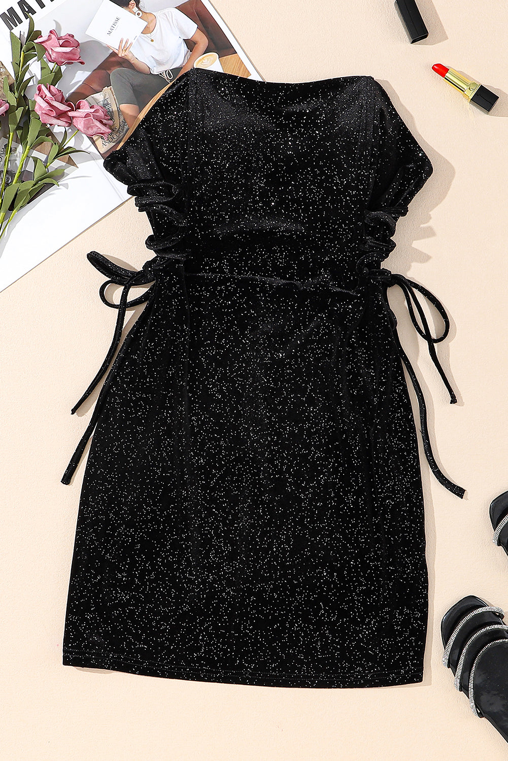 Mini-robe tube à lacets en velours noir à sequins