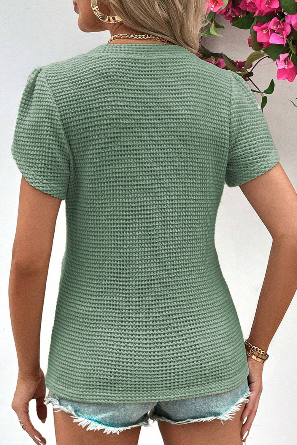 Nebelgrünes Waffelstrick-T-Shirt mit V-Ausschnitt und Blütenblattärmeln