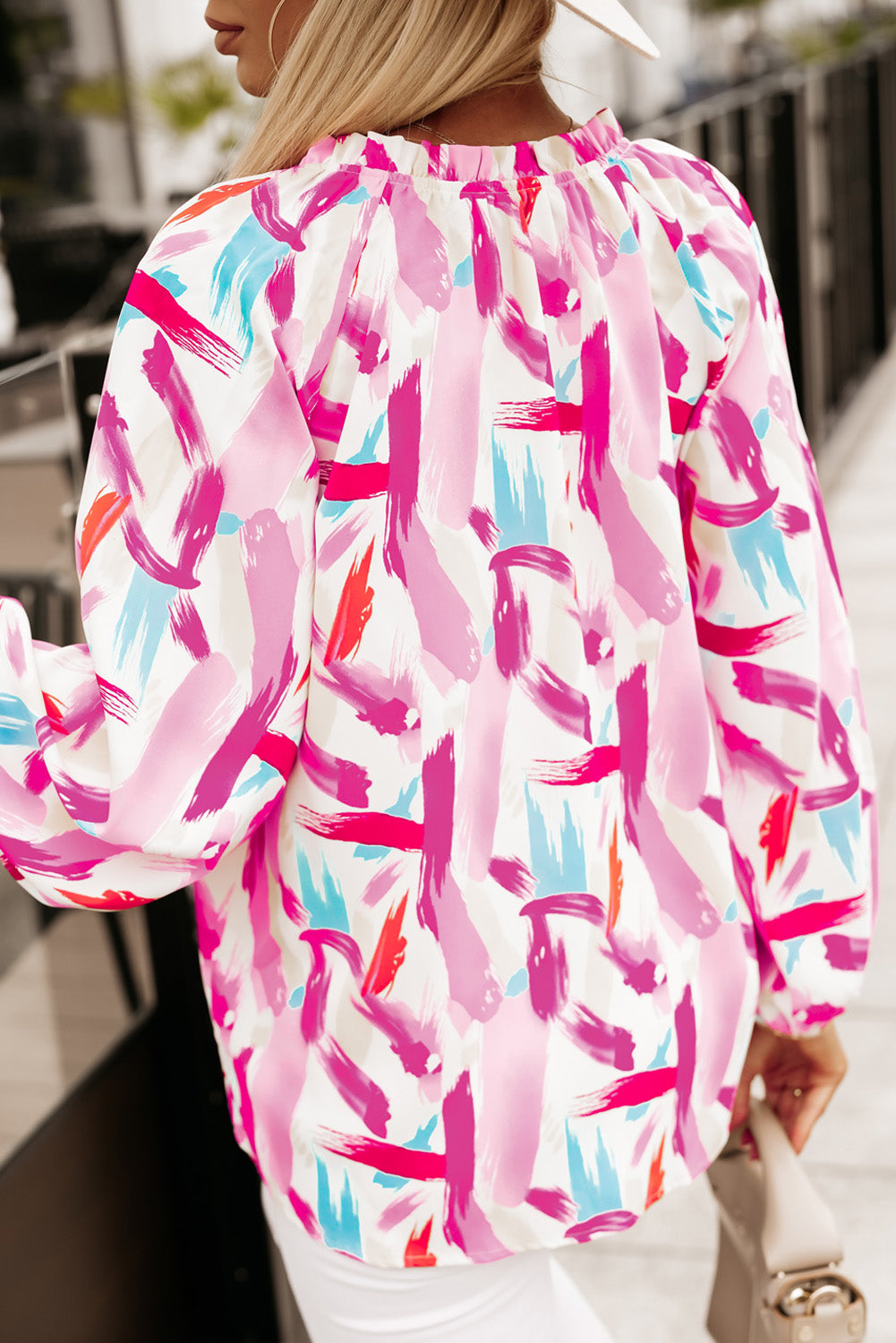 Rosafarbene, locker sitzende Bluse mit abstraktem Pinselmuster