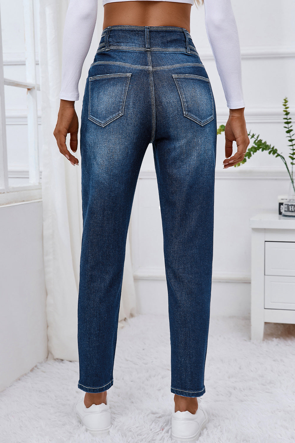 Blaue, verwaschene Vintage-Jeans mit hoher Taille und zwei Knöpfen