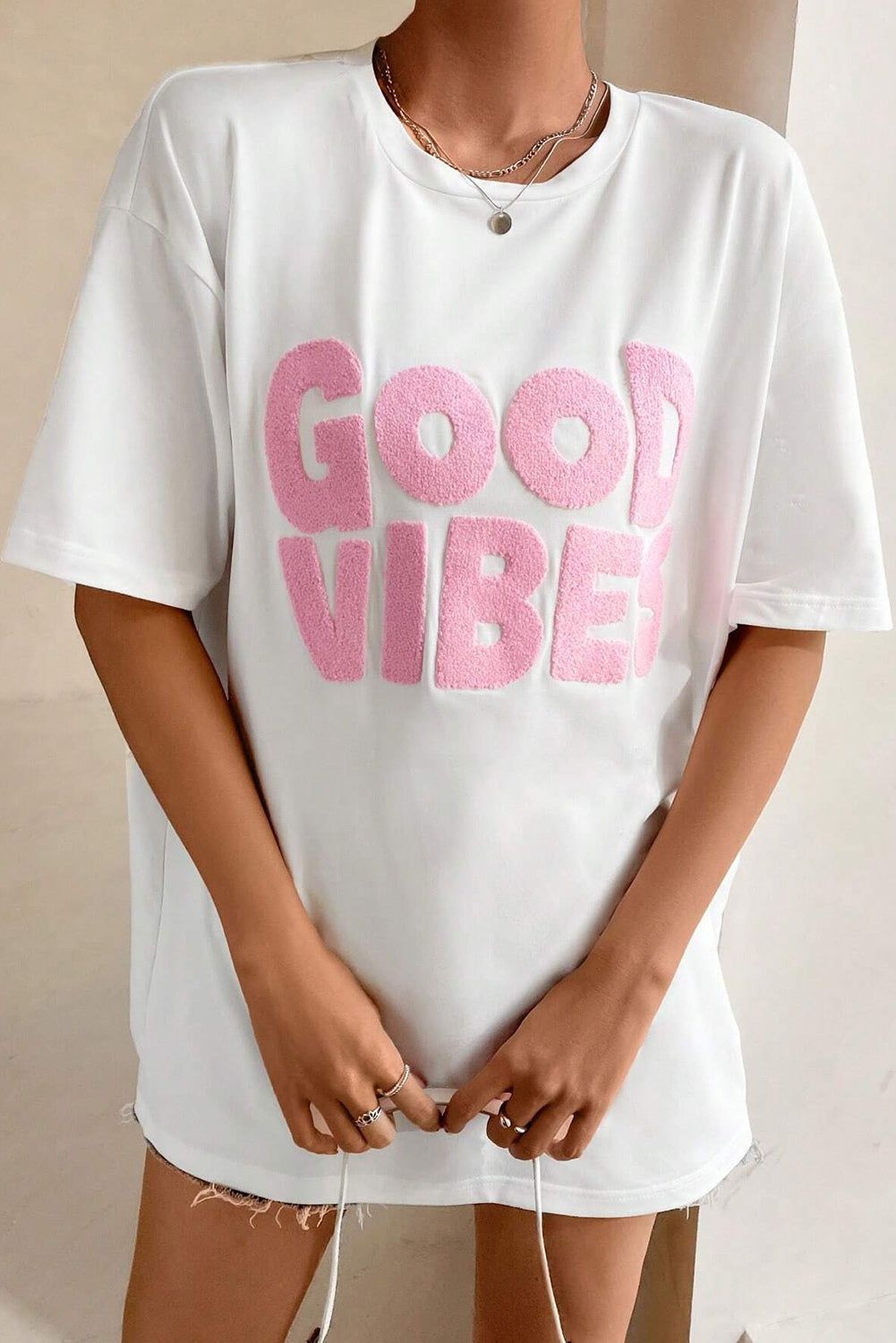 Weißes GOOD VIBES Chenille besticktes T-Shirt mit Rundhalsausschnitt